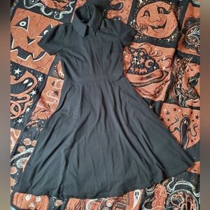 Deandri Dress with a Black Collar and Short Sleeves